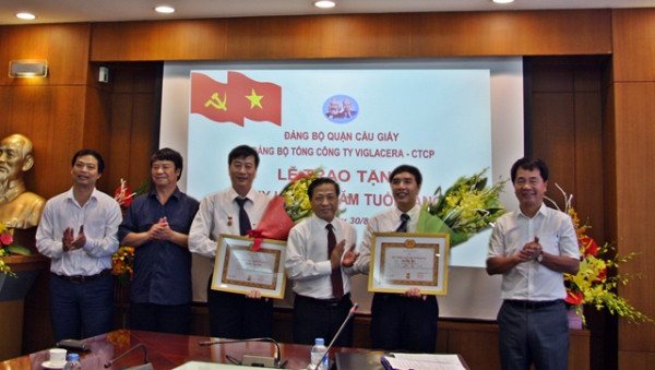 Lễ trao tặng 30 năm tuổi Đảng và kết nạp Đảng viên mới